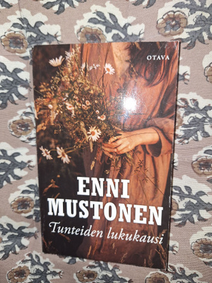 Enni Mustonen : Tunteiden lukukausi,pokkari