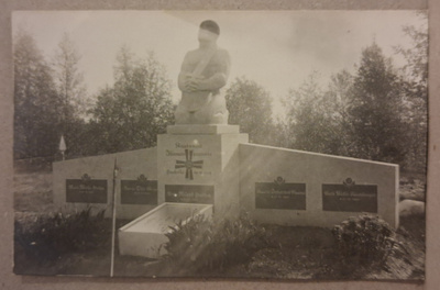 Kaustinen: 1928 Sankaripatsas *** (702)