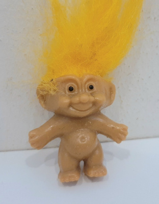 Minikokoinen keltahiuksinen trolli
