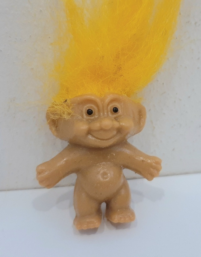 Minikokoinen keltahiuksinen trolli