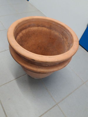 2 terrakotta ruukkua