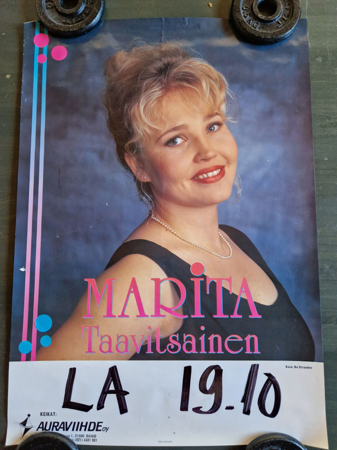 Marita Taavitsainen keikkajuliste 30 . 60×42cm