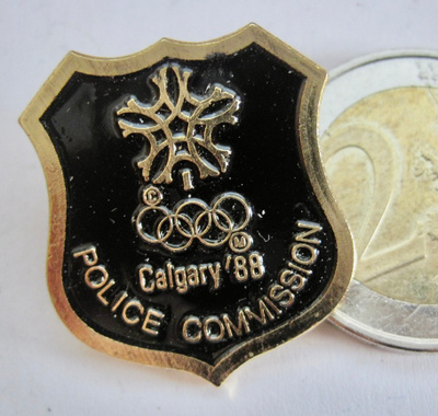 VANHA Merkki Calgary Olympia 1988 Poliisi Police Messinkiä