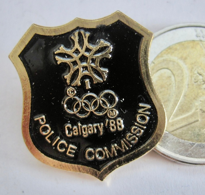 VANHA Merkki Calgary Olympia 1988 Poliisi Police Messinkiä