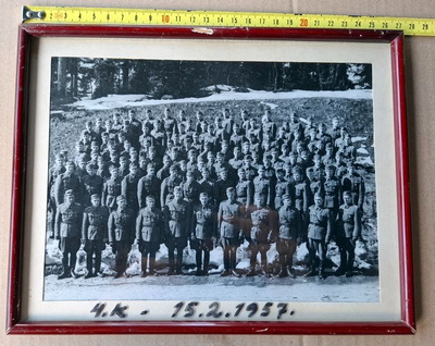 Sotilasvalokuva tauluna 1957. Koko noin 27 x 21 cm