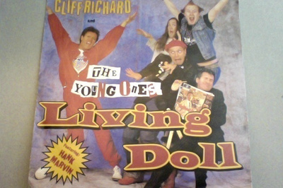 CLIFF RICHARD Feat. HANK MARVIN :: LIVING DOLL  VINYYLI   7"