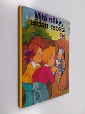 Mitä näkyy aidan raosta