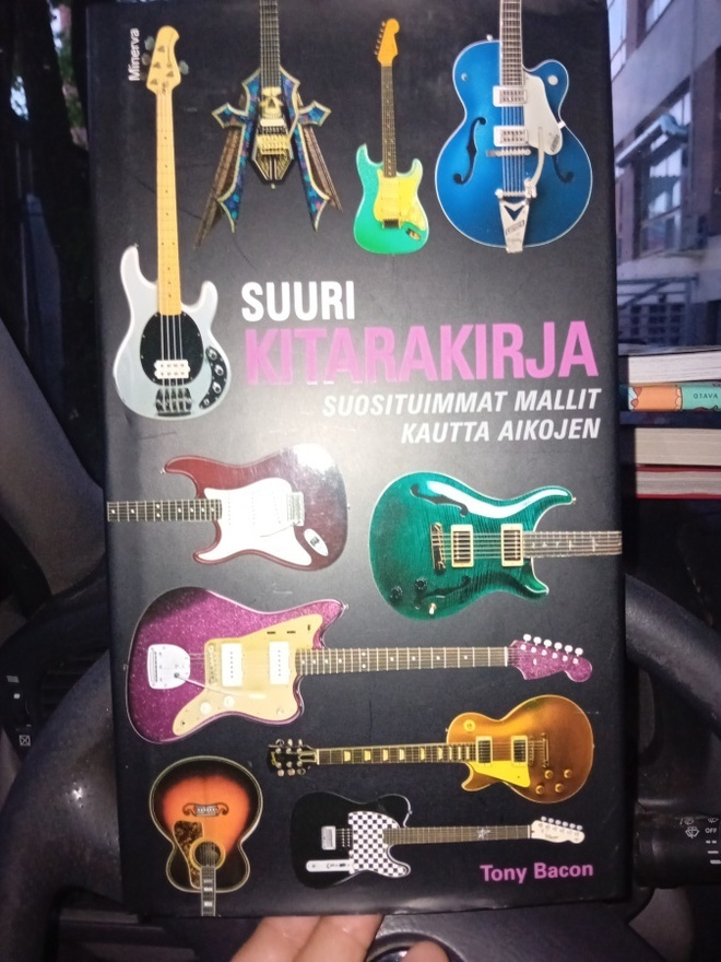 SUURI KITARAKIRJA - SUOSITUIMMAT MALLIT KAUTTA AIKOJEN