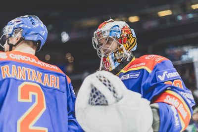 Jokereiden Game Worn -maalivahdin maski | Veini Vehviläinen