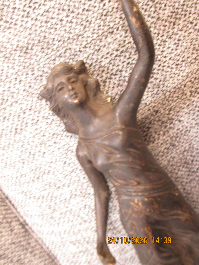 Nainen Pronssi figuuri