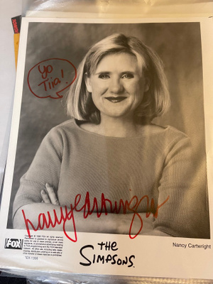 Nancy Cartwright nimikirjoitus promokuvassa