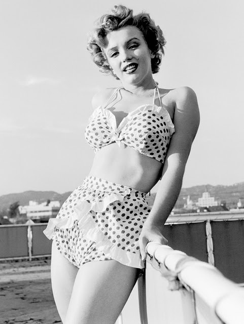 MARILYN MONROE - Pin up tyttö nojaa kaiteeseen - valokuva