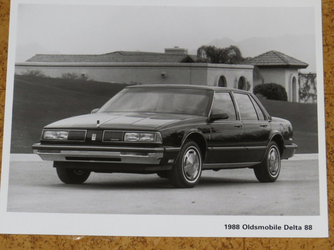1988 Oldsmobile Delta 88 pressikuva - KUIN UUSI