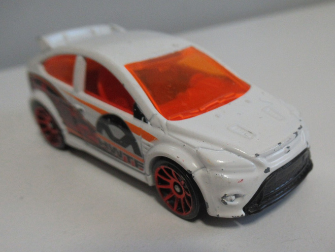 Ford Focus 2009 pienoismalli Mattel