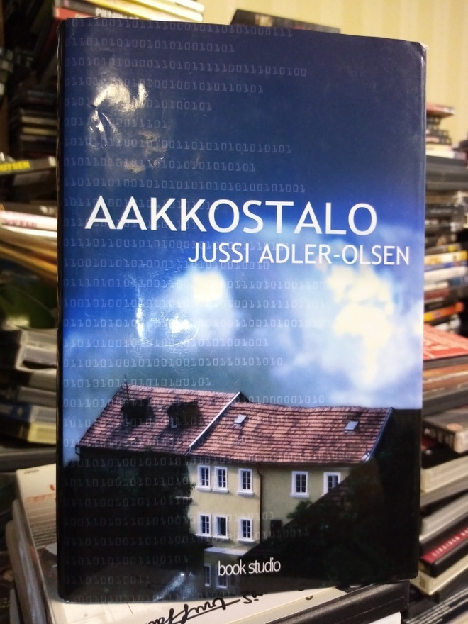 ADLER-OLSEN :  AAKKOSTALO ( SIS POSTIKULU )