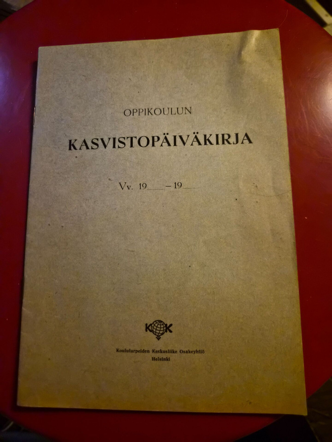 Sekalainen setti vanhaa paperitavaraa