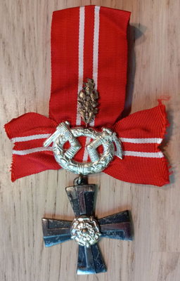 Vapaudenristi 4. luokka tammenlehvällä 1941