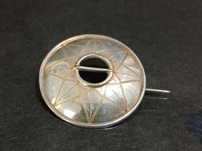 Pyhäjärven kansallispukuun paljinsolki.Kansallispuvun