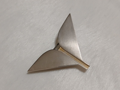 Kotimainen Design Hopea solki rintakoru JARI 925