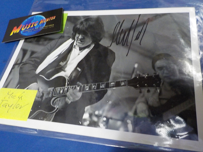 MICK TAYLOR B/W KUVA NIMMARILLA