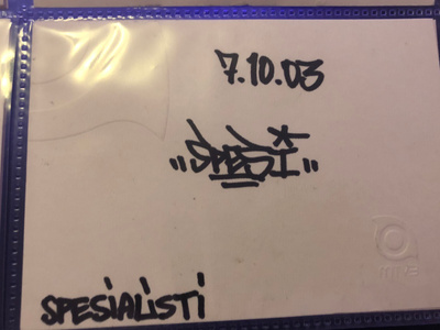 Spesialisti nimikirjoitus 10x15 kortilla