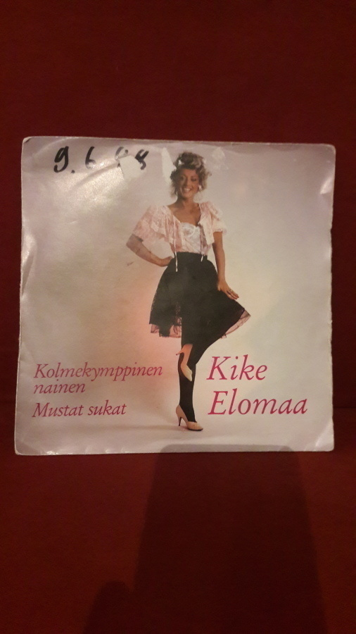 Kike Elomaa – Kolmekymppinen Nainen / Mustat Sukat