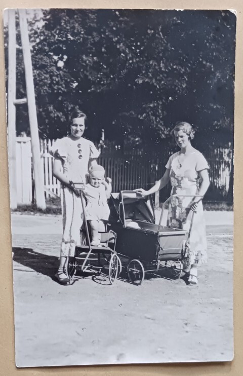 Heinoia, äidit ja lapset kärryissä kentällä, vkpk, 1936