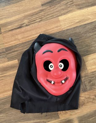 Punainen pirun naamari naamiaisiin
