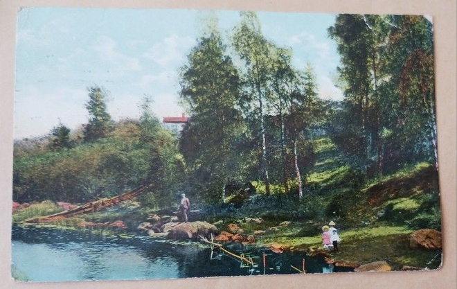 Aitolahti, isä ja lapset rantakävelyllä, vanha väripk p 1909