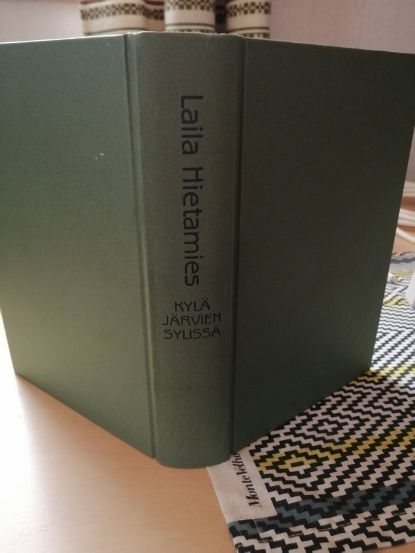 Laila Hietamies Kylä järvien  sylissä
