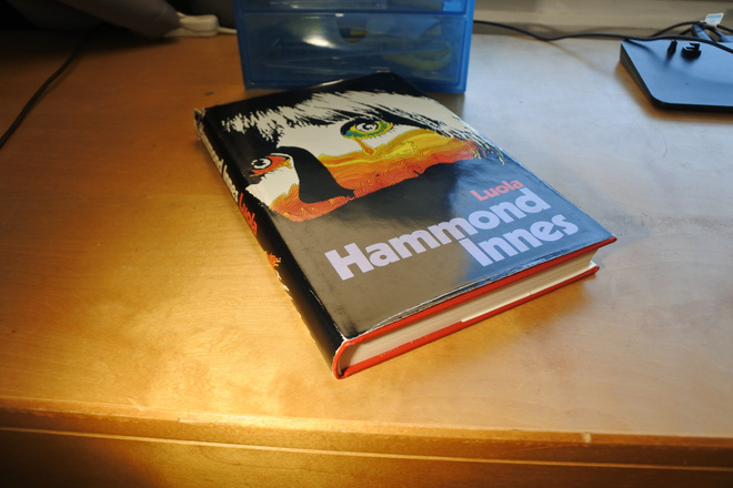 Hammond Innes: Luola, sidottu, hyvä