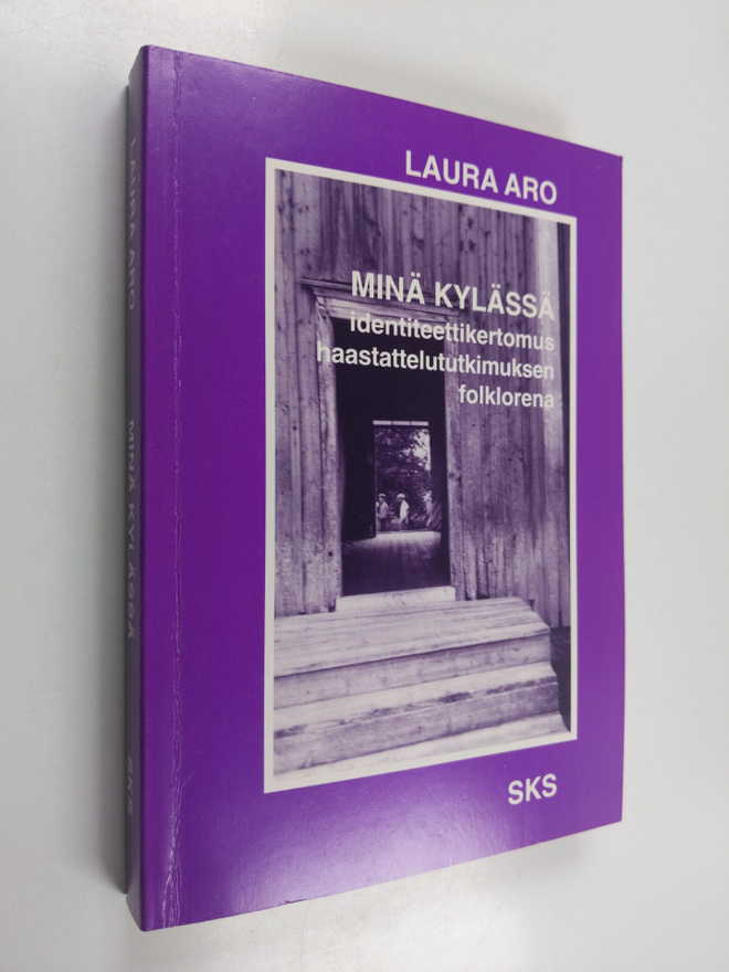 Laura Aro : Minä kylässä : identiteettikertomus haastatte...
