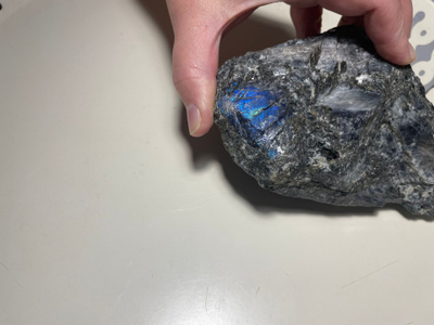Hiomaton Ylämaan koruspektroliitti 822-grammaa