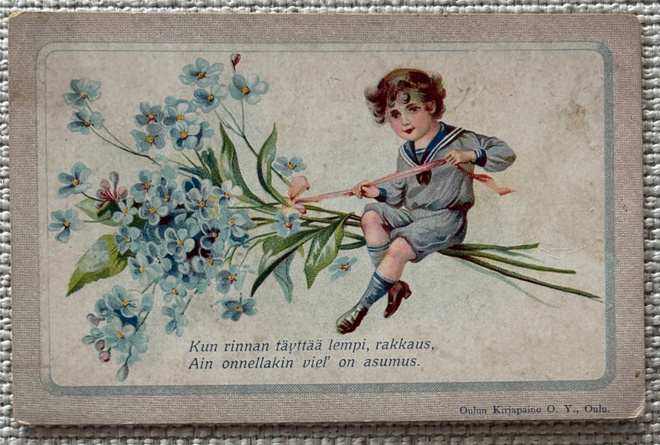 Poika pyhäpuvussa istuu lemmikkikimpun päällä