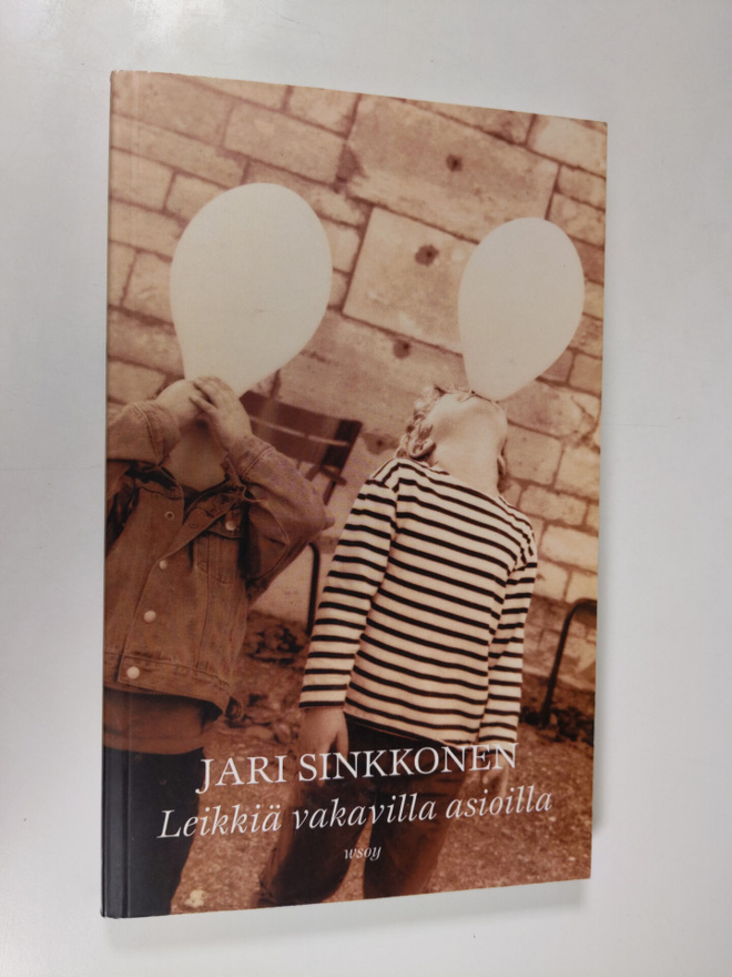 Jari Sinkkonen : Leikkiä vakavilla asioilla (signeerattu)