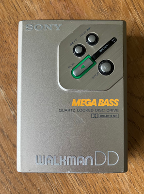Sony Walkman WM-DD30 + kotelo (toimiva/huoltoa vaativa)