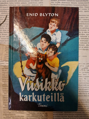Enid Blyton - Viisikko karkuteillä (sid.)