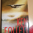 Ken Follett: Pimeää meren yllä - pikkukuva 1