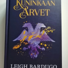 Bardugo, Leigh: Grishaversumin sota 1: Kuninkaan arvet - pikkukuva 1