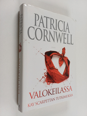 Patricia Cornwell : Valokeilassa