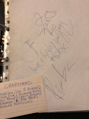 Crazyhead -yhtyeen nimikirjoitukset paperilla