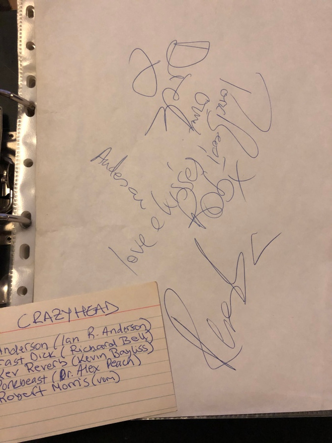 Crazyhead -yhtyeen nimikirjoitukset paperilla