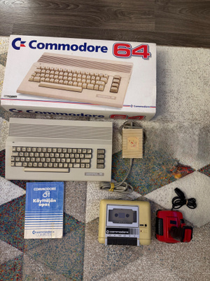 Commodore 64C, kasettiasema, pelejä, joystick, paddlet