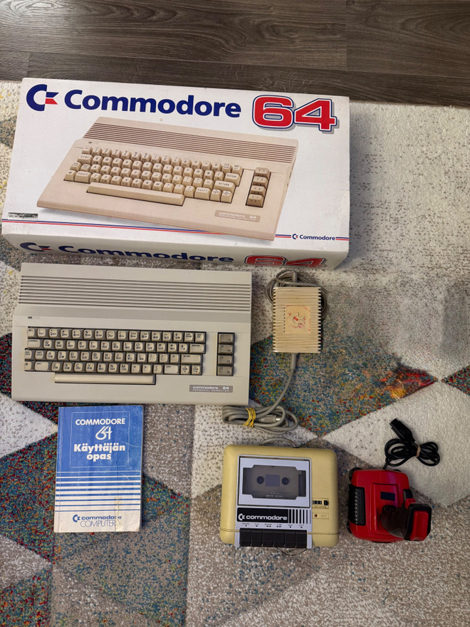 Commodore 64C, kasettiasema, pelejä, joystick, paddlet