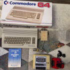 Commodore 64C, kasettiasema, pelejä, joystick, paddlet - pikkukuva 1