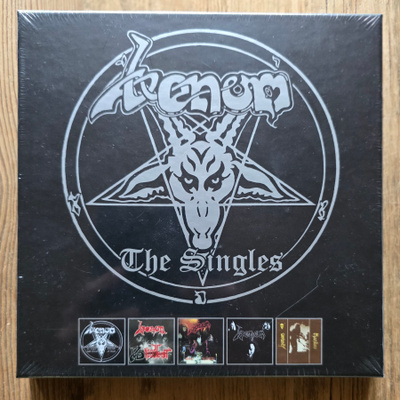 Venom: The Singles 5 x 7" BOKSI