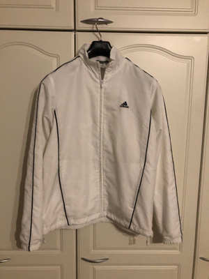 Takki: Adidas. Koko: M.