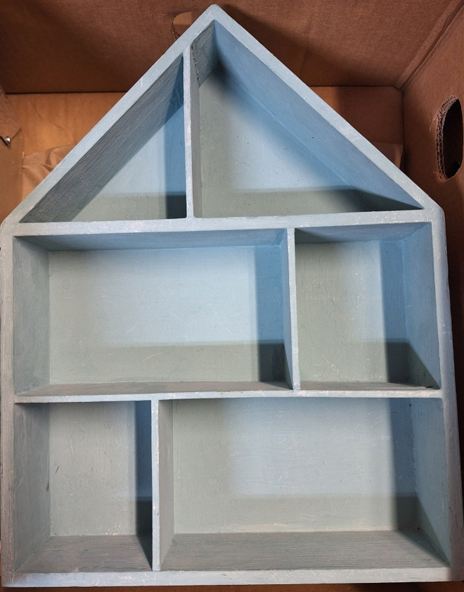 Pieni mintunsävyinen lokerikko tai seinähylly