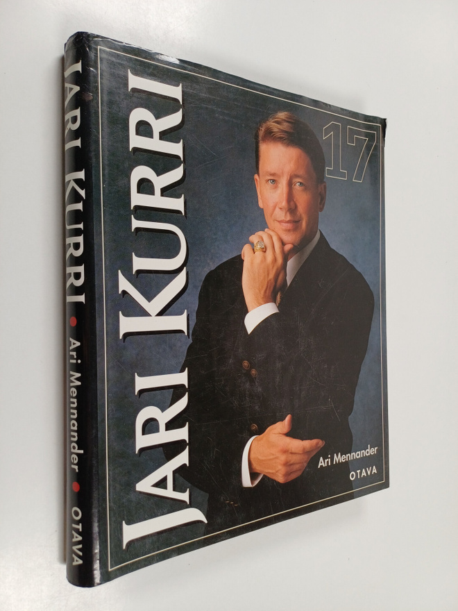 Ari (toim.) Mennander : Jari Kurri 17