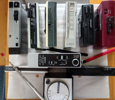 9kpl lappustereoita ja Sony miniradio.